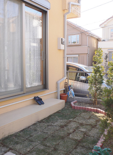 ご家族みんなで芝生を敷いたというお庭。暖かい季節にはガーデニングを楽しまれるとのこと